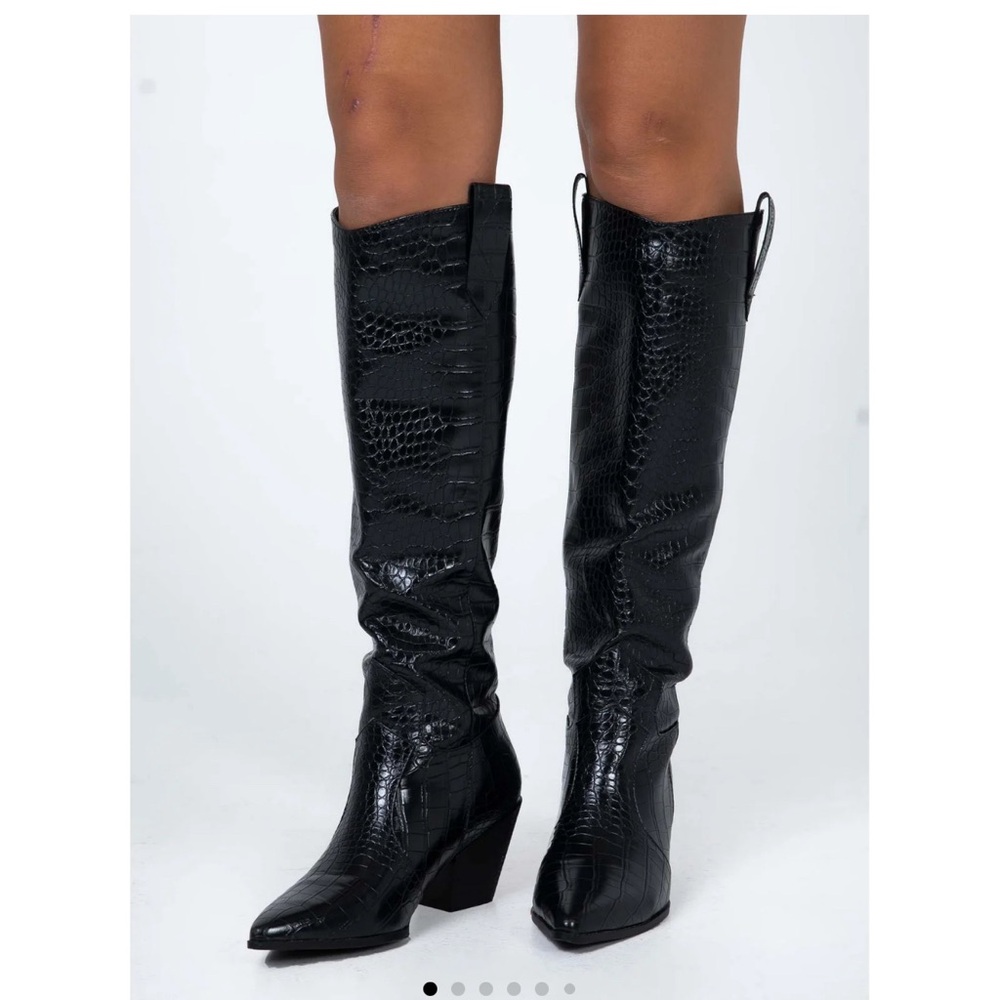 Princess Polly viral tiktok boots in size 9